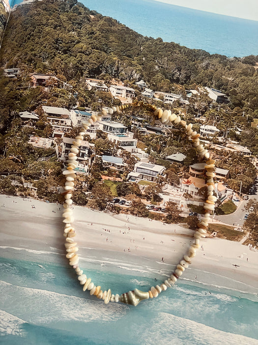 Beige necklace with green shell