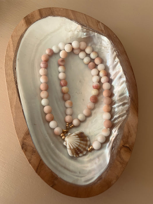 Beige shell necklace