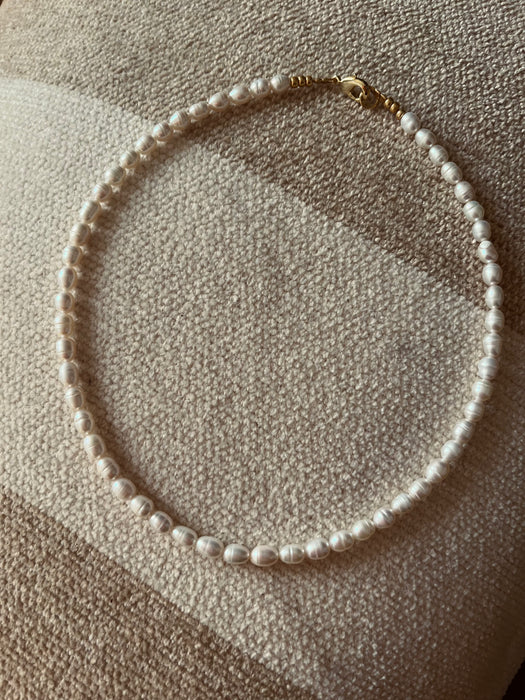 Petit pearl necklace